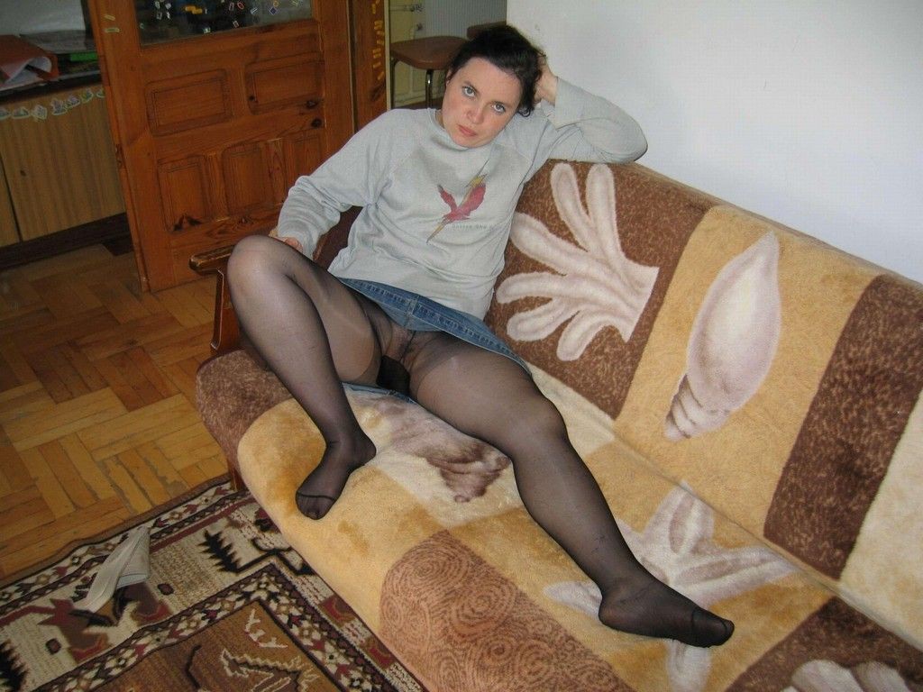 Зрелая русская женщина под колготками без трусов